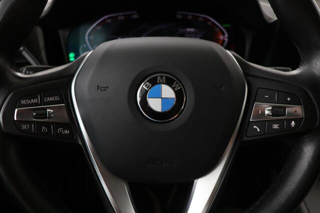 BMW 3-SERIE 318i Business Edition | Stoelverwarming | Camera | Carplay | Live Cockpit | Full LED | Navigatie | Dodehoek detectie | Climate control