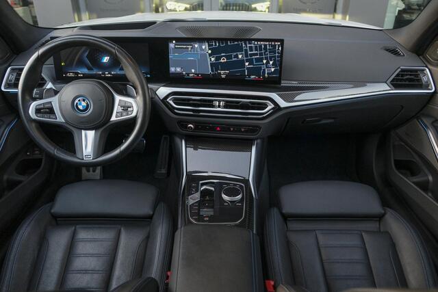 BMW 3-SERIE Touring 330e M-sport 292pk Facelift Panoramadak Trekhaak Harman/Kardon Head-up Leder 19" LMV