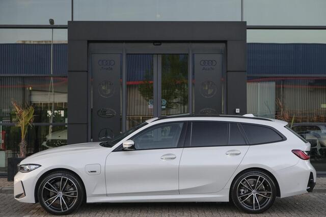 BMW 3-SERIE Touring 330e M-sport 292pk Facelift Panoramadak Trekhaak Harman/Kardon Head-up Leder 19" LMV