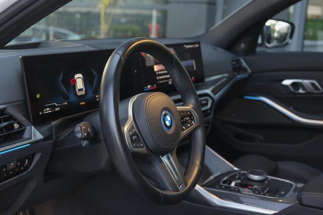 BMW 3-SERIE Touring 330e M-sport 292pk Facelift Panoramadak Trekhaak Harman/Kardon Head-up Leder 19" LMV
