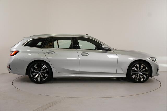 BMW 3-SERIE Touring 320d Corporate High Executive | Trekhaak | HUD | Pano | Leer | Camera | Dodehoek | El. achterklep |