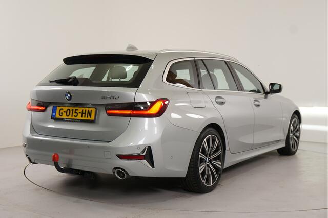 BMW 3-SERIE Touring 320d Corporate High Executive | Trekhaak | HUD | Pano | Leer | Camera | Dodehoek | El. achterklep |