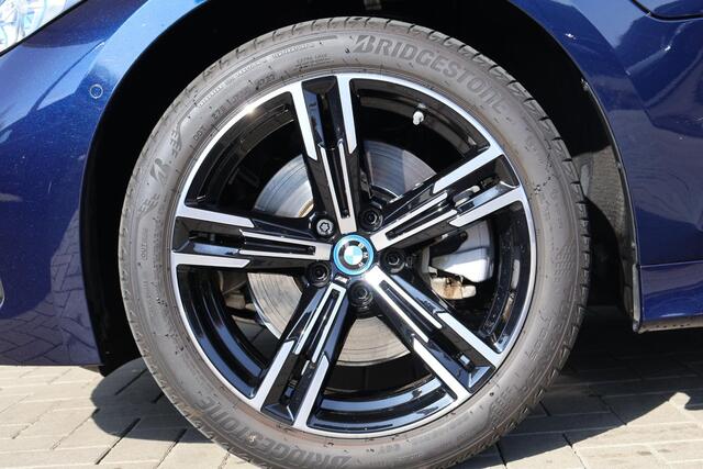 BMW 3-SERIE Touring 330e xDrive M Sportpakket | innovation Pack | Driving Assistant Professional | Easter