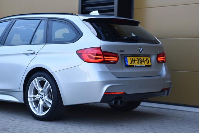 BMW 3-SERIE Touring 320i xDrive Centennial Executive * M Sportpakket * Elektrische trekhaak * Stoelverwarming * Dealer onderhouden *