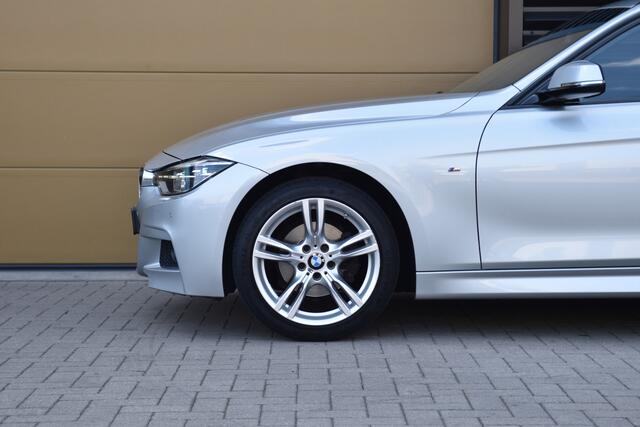 BMW 3-SERIE Touring 320i xDrive Centennial Executive * M Sportpakket * Elektrische trekhaak * Stoelverwarming * Dealer onderhouden *