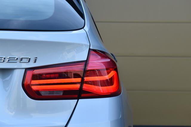 BMW 3-SERIE Touring 320i xDrive Centennial Executive * M Sportpakket * Elektrische trekhaak * Stoelverwarming * Dealer onderhouden *