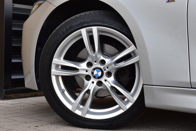 BMW 3-SERIE Touring 320i xDrive Centennial Executive * M Sportpakket * Elektrische trekhaak * Stoelverwarming * Dealer onderhouden *
