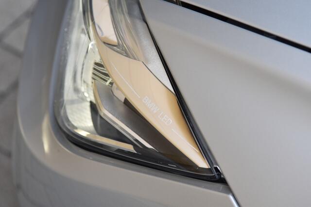 BMW 3-SERIE Touring 320i xDrive Centennial Executive * M Sportpakket * Elektrische trekhaak * Stoelverwarming * Dealer onderhouden *