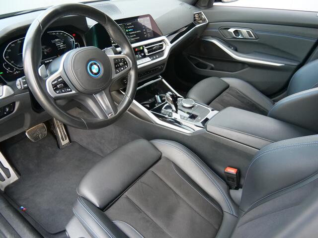 BMW 3-SERIE 330e High Executive Automaat M-Sport 19 Inch / Trekhaak / Privacy glas / M-pakket