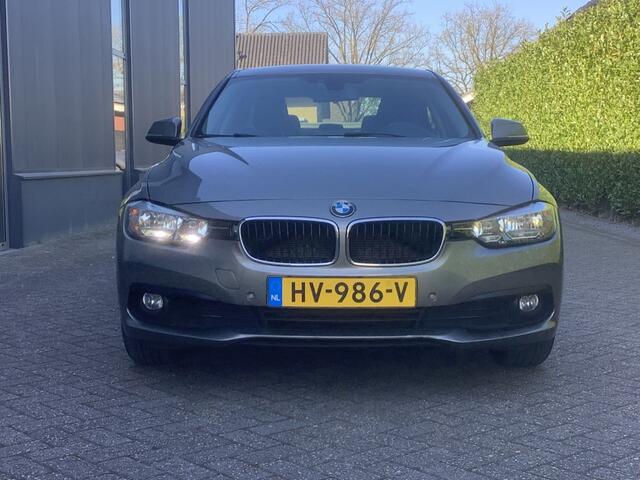 BMW 3-SERIE 318i Essential I Navi I PDC I Bluetooth