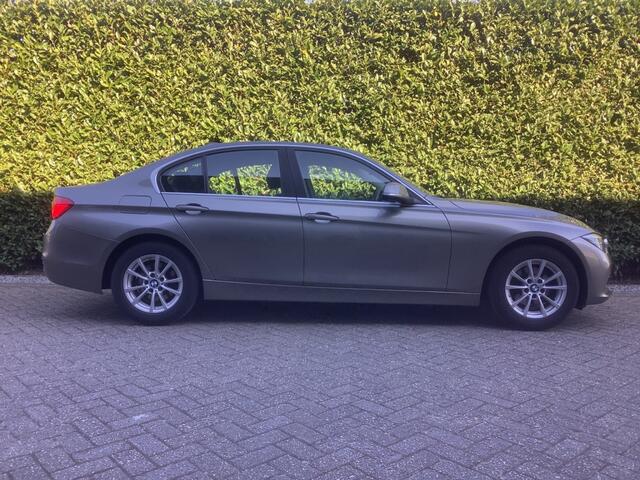 BMW 3-SERIE 318i Essential I Navi I PDC I Bluetooth