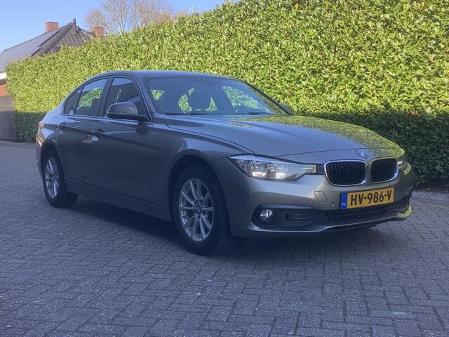 BMW 3-SERIE 318i Essential I Navi I PDC I Bluetooth