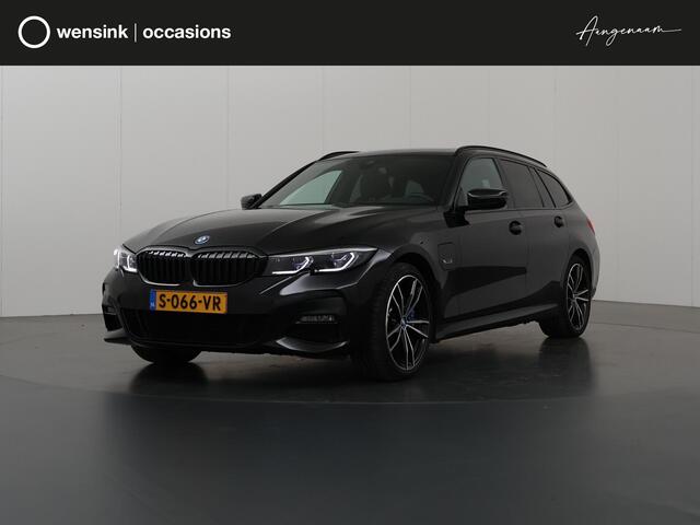 BMW 3-SERIE Touring 330e High Executive | M-Sport | LED | Panoramadak | ShadowLine | Sportstoelen | Standkachel | HUD | Ele. verstelbare stoelen + Geheugen | Camera | Apple CarPlay/Android Auto | Stoelverwarming | Adaptief Onderstel |