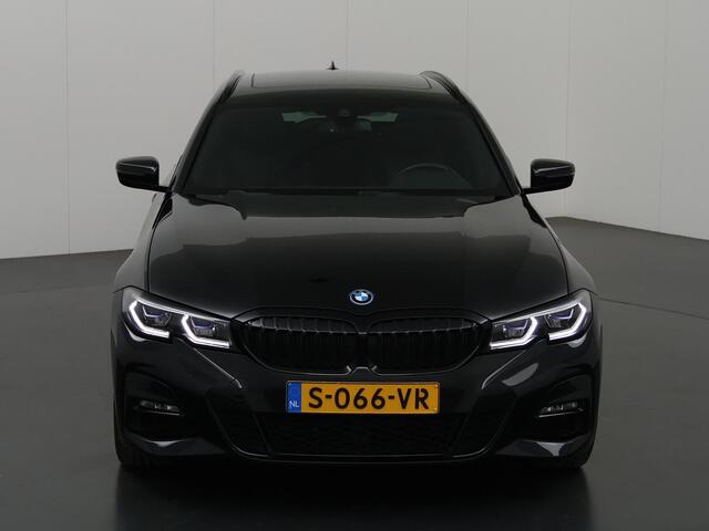 BMW 3-SERIE Touring 330e High Executive | M-Sport | LED | Panoramadak | ShadowLine | Sportstoelen | Standkachel | HUD | Ele. verstelbare stoelen + Geheugen | Camera | Apple CarPlay/Android Auto | Stoelverwarming | Adaptief Onderstel |