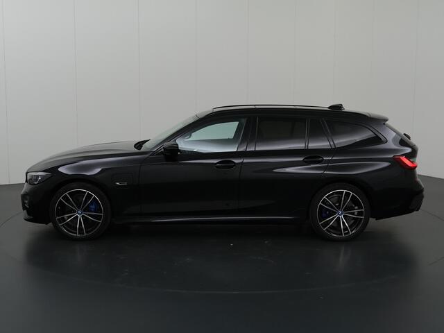 BMW 3-SERIE Touring 330e High Executive | M-Sport | LED | Panoramadak | ShadowLine | Sportstoelen | Standkachel | HUD | Ele. verstelbare stoelen + Geheugen | Camera | Apple CarPlay/Android Auto | Stoelverwarming | Adaptief Onderstel |
