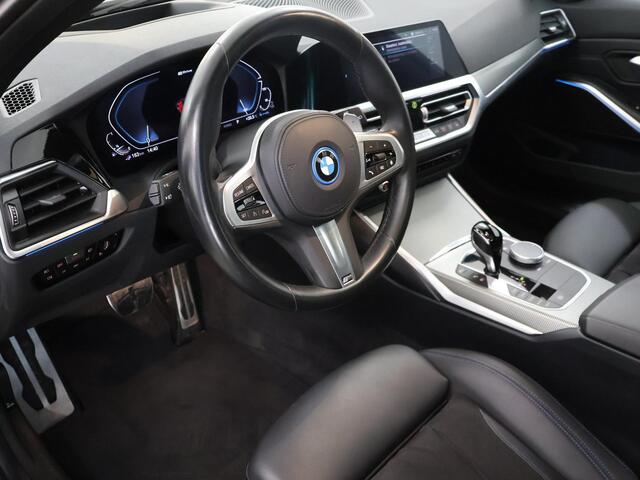 BMW 3-SERIE Touring 330e High Executive | M-Sport | LED | Panoramadak | ShadowLine | Sportstoelen | Standkachel | HUD | Ele. verstelbare stoelen + Geheugen | Camera | Apple CarPlay/Android Auto | Stoelverwarming | Adaptief Onderstel |