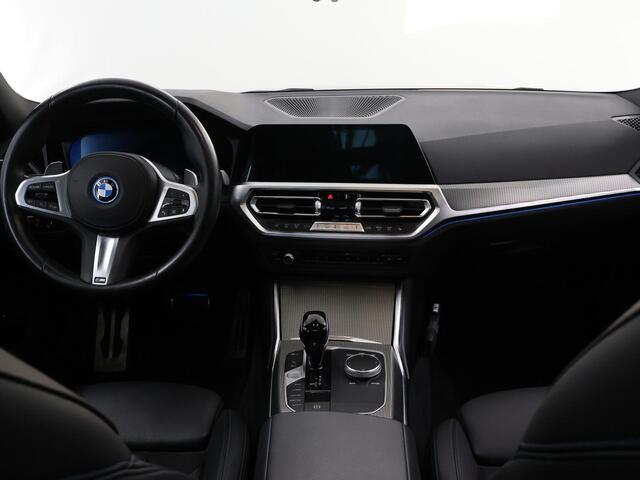BMW 3-SERIE Touring 330e High Executive | M-Sport | LED | Panoramadak | ShadowLine | Sportstoelen | Standkachel | HUD | Ele. verstelbare stoelen + Geheugen | Camera | Apple CarPlay/Android Auto | Stoelverwarming | Adaptief Onderstel |