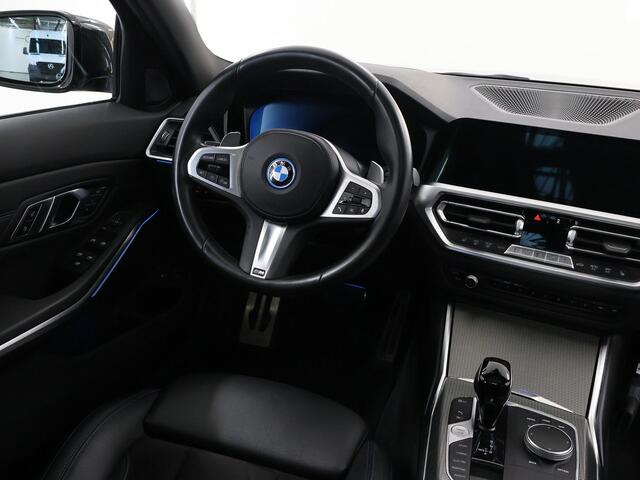 BMW 3-SERIE Touring 330e High Executive | M-Sport | LED | Panoramadak | ShadowLine | Sportstoelen | Standkachel | HUD | Ele. verstelbare stoelen + Geheugen | Camera | Apple CarPlay/Android Auto | Stoelverwarming | Adaptief Onderstel |
