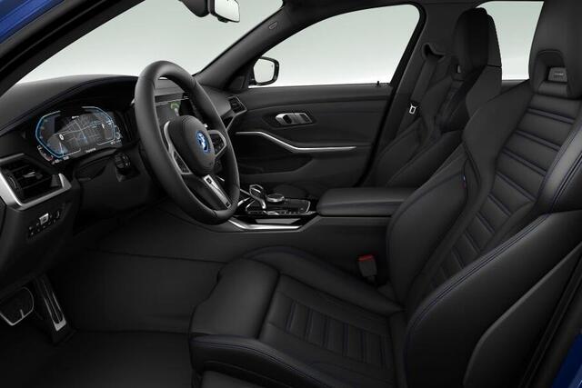 BMW 3-SERIE Touring 330e xDrive M-Sport / Adaptief M onderstel / Head-Up / Glazen Panoramadak / M-Sportstoelen / Driving Assistant / Active Cruise Control / Getinte Ramen / Shadowline / 19 Inch