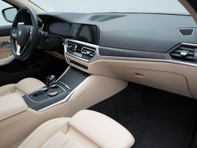 BMW 3-SERIE Touring 320e Sportline Plug In Hybrid Dealer O.H PHEV | Panodak | Lederen Sportstoelen Verwarmd | 18"L.M | Sfeerverlichting | Apple Carplay | HIFI | Virtual | LED |