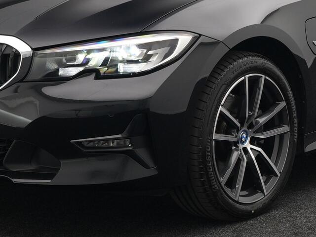 BMW 3-SERIE Touring 320e Sportline Plug In Hybrid Dealer O.H PHEV | Panodak | Lederen Sportstoelen Verwarmd | 18"L.M | Sfeerverlichting | Apple Carplay | HIFI | Virtual | LED |