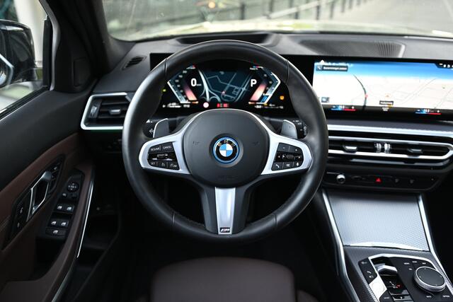 BMW 3-SERIE Touring 320e High Executive M Sport Automaat / Panoramadak / Sportstoelen / Adaptieve LED / Comfort Access / Parking Assistant / Live Cockpit Professional