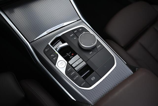 BMW 3-SERIE Touring 320e High Executive M Sport Automaat / Panoramadak / Sportstoelen / Adaptieve LED / Comfort Access / Parking Assistant / Live Cockpit Professional