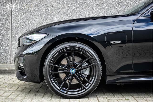 BMW 3-SERIE Touring 320e Aut. | M-Sport | Live Cockpit | Panorama | Leder | Laser | 19"LM | Saphire Zwart