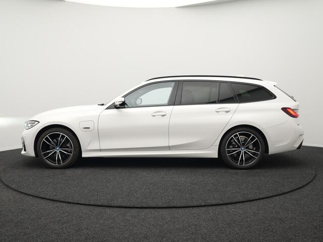 BMW 3-SERIE Touring 320e M Sport Plug In Hybrid PHEV | Adaptive Cruise | Alcantara Sportstoelen Verwarmd | 19"L.M | Sfeerverlichting | Carplay | DAB | Virtual | Navi Full Map |