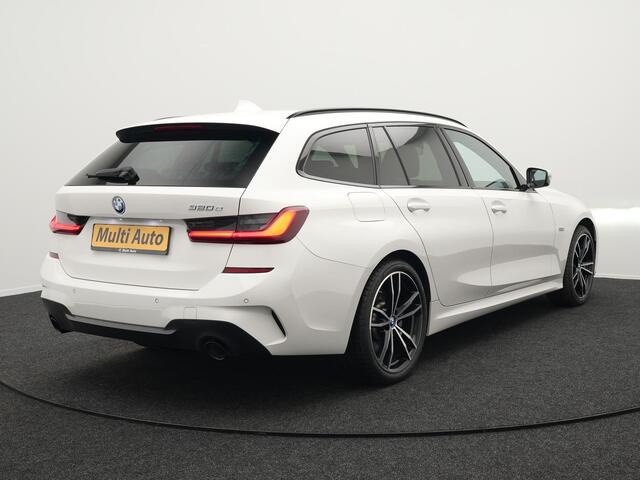BMW 3-SERIE Touring 320e M Sport Plug In Hybrid PHEV | Adaptive Cruise | Alcantara Sportstoelen Verwarmd | 19"L.M | Sfeerverlichting | Carplay | DAB | Virtual | Navi Full Map |