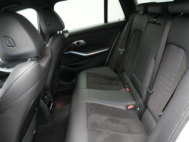 BMW 3-SERIE Touring 320e M Sport Plug In Hybrid PHEV | Adaptive Cruise | Alcantara Sportstoelen Verwarmd | 19"L.M | Sfeerverlichting | Carplay | DAB | Virtual | Navi Full Map |