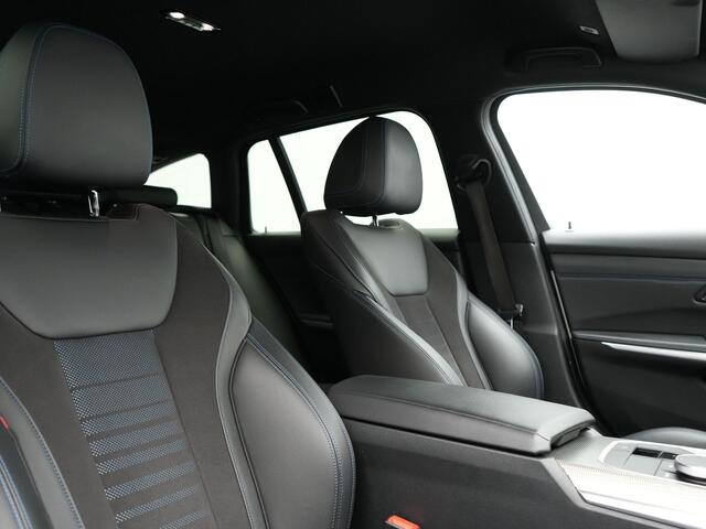 BMW 3-SERIE Touring 320e M Sport Plug In Hybrid PHEV | Adaptive Cruise | Alcantara Sportstoelen Verwarmd | 19"L.M | Sfeerverlichting | Carplay | DAB | Virtual | Navi Full Map |