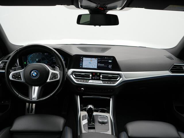 BMW 3-SERIE Touring 320e M Sport Plug In Hybrid PHEV | Adaptive Cruise | Alcantara Sportstoelen Verwarmd | 19"L.M | Sfeerverlichting | Carplay | DAB | Virtual | Navi Full Map |