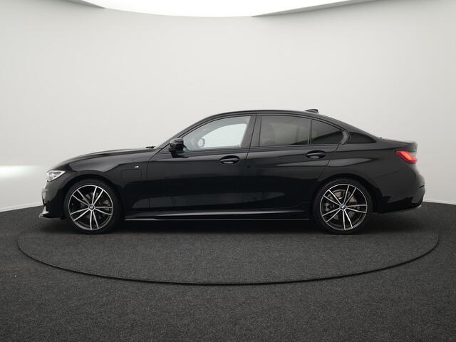 BMW 3-SERIE 320e M Sport Shadow Plug In Hybrid PHEV | Alcantara Sportstoelen Verwarmd | Sfeerverlichting | 19"L.M | Virtual | Apple Carplay | DAB | Navi Full Map |