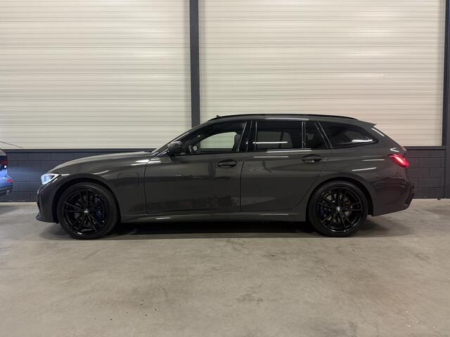 BMW 3-SERIE Touring 330e M-Sport DRAVITGRAU PANO/LASER/HEAD-UP/ADAPTIVE M-ONDERSTEL/KEYLESS/19"/ELECTR.TREKHAAK/SHADOW-LINE/PRIVACY/NET OH BEURT GEHAD BIJ BMW DEALER