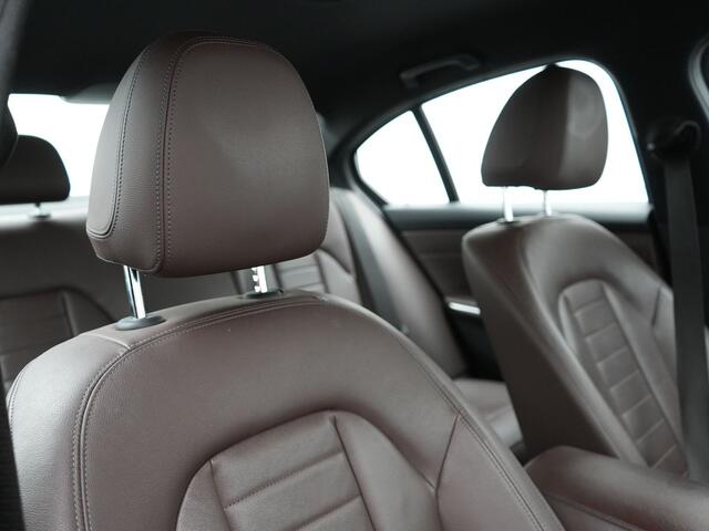 BMW 3-SERIE 330e Luxury Line Plug In Hybrid 293pk PHEV | Trekhaak af Fabriek | Lederen Memory Stoelen Verwarmd | Camera | Apple Carplay | Keyless | Virtual | Sfeerverlichting | DAB | Navi Full Map |