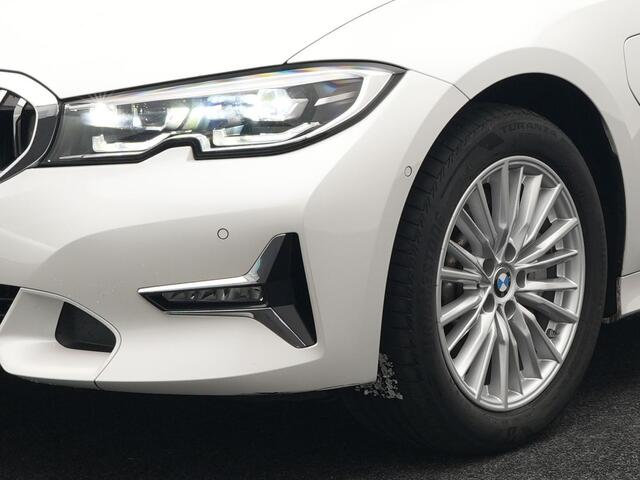 BMW 3-SERIE 330e Luxury Line Plug In Hybrid 293pk PHEV | Trekhaak af Fabriek | Lederen Memory Stoelen Verwarmd | Camera | Apple Carplay | Keyless | Virtual | Sfeerverlichting | DAB | Navi Full Map |