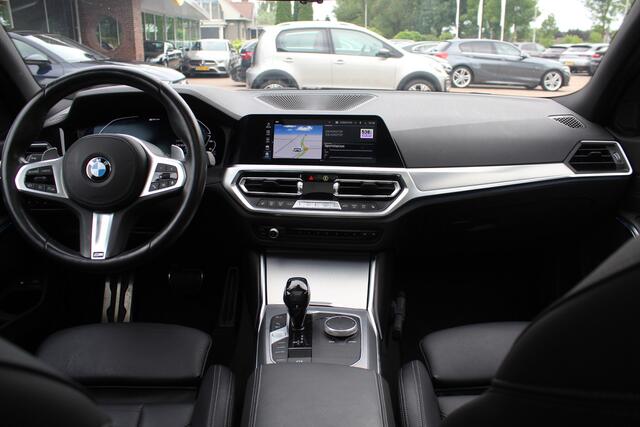 BMW 3-SERIE 330i High Exe. / Schuifdak / 360Camera / Head-up / 19'' / Leder / Memory seats / Harman Kardon / Sportstoelen / DAB / Stoelverwarming