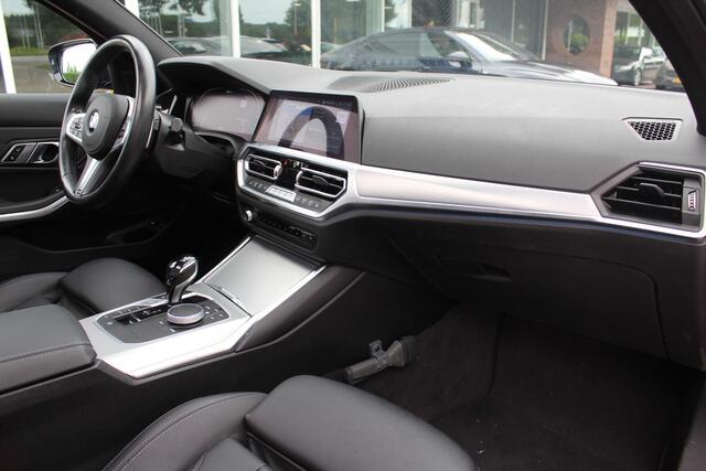 BMW 3-SERIE 330i High Exe. / Schuifdak / 360Camera / Head-up / 19'' / Leder / Memory seats / Harman Kardon / Sportstoelen / DAB / Stoelverwarming