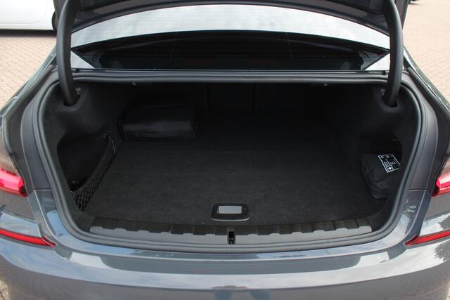 BMW 3-SERIE 330i High Exe. / Schuifdak / 360Camera / Head-up / 19'' / Leder / Memory seats / Harman Kardon / Sportstoelen / DAB / Stoelverwarming