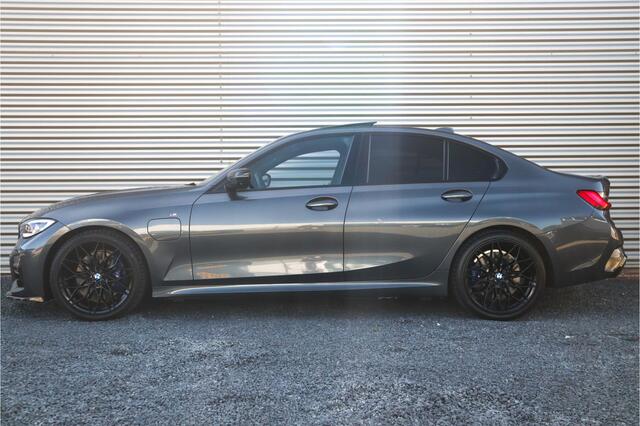 BMW 3-SERIE 330e M Sport Pano / Laser / 360 camera / Elec stoelen / Trekhaak / Dode hoek /