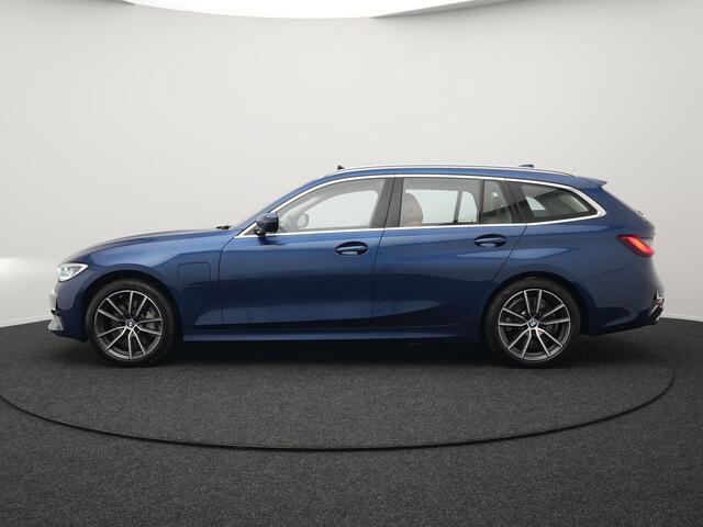 BMW 3-SERIE Touring 330e xDrive Luxury Line Plug In Hybrid 293pk PHEV | Panodak | Trekhaak af Fabriek | Laser LED | Head Up | Adaptive Onderstel | Harman Kardon | Camera | Keyless |
