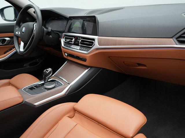 BMW 3-SERIE Touring 330e xDrive Luxury Line Plug In Hybrid 293pk PHEV | Panodak | Trekhaak af Fabriek | Laser LED | Head Up | Adaptive Onderstel | Harman Kardon | Camera | Keyless |