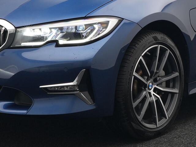 BMW 3-SERIE Touring 330e xDrive Luxury Line Plug In Hybrid 293pk PHEV | Panodak | Trekhaak af Fabriek | Laser LED | Head Up | Adaptive Onderstel | Harman Kardon | Camera | Keyless |