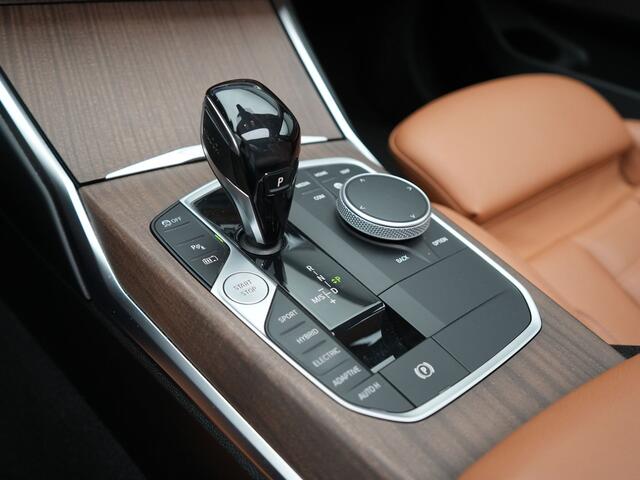BMW 3-SERIE Touring 330e xDrive Luxury Line Plug In Hybrid 293pk PHEV | Panodak | Trekhaak af Fabriek | Laser LED | Head Up | Adaptive Onderstel | Harman Kardon | Camera | Keyless |