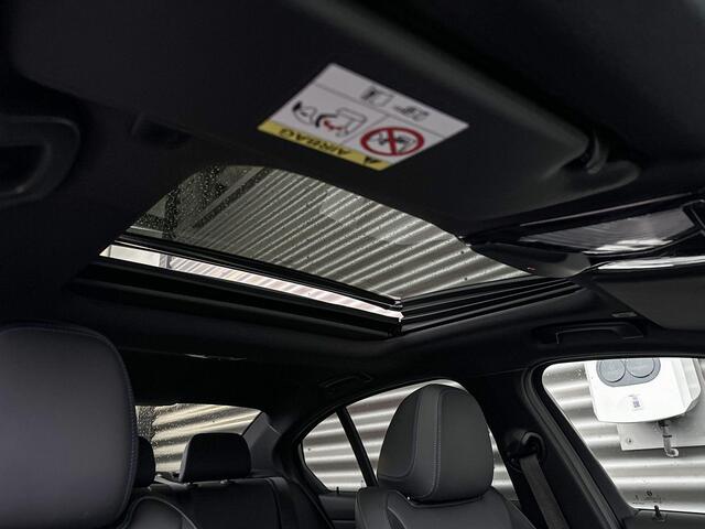 BMW 3-SERIE Sedan 320i Driving Assistant / M Sport / Innovation Pack / Selections 2500