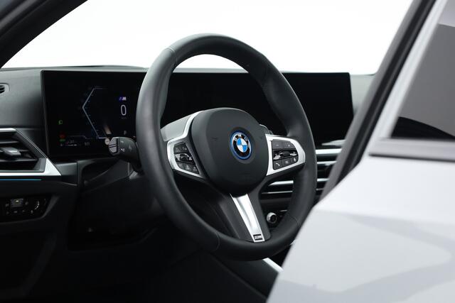 BMW 3-SERIE Touring 330e M Sport | Pano | HUD | Carbon int. | 19'' | Adapt. Cruise | Elek. Stoelen