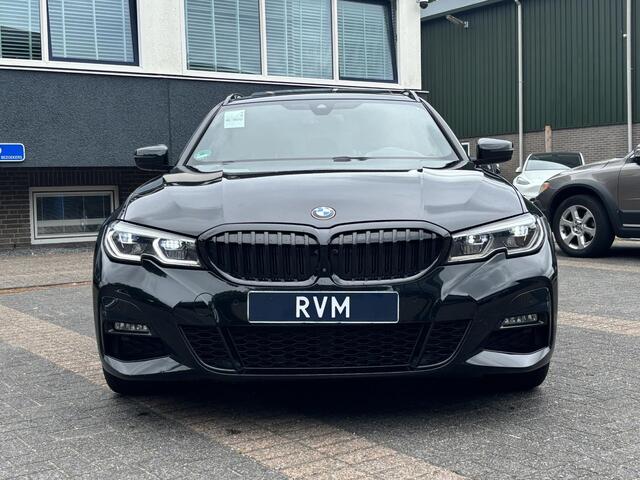 BMW 3-SERIE Touring 330e M SPORT | LASER LED | 360 CAMERA | ELECTR STOELEN | LEDER | HEAD UP | PANORAMADAK| DODE HOEK | STUURWIEL EN STOEL VERW. | TREKHAAK | DEALER ONDERHOUDEN