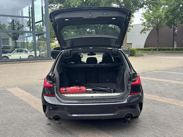 BMW 3-SERIE Touring 330e M SPORT | LASER LED | 360 CAMERA | ELECTR STOELEN | LEDER | HEAD UP | PANORAMADAK| DODE HOEK | STUURWIEL EN STOEL VERW. | TREKHAAK | DEALER ONDERHOUDEN