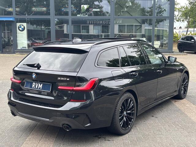BMW 3-SERIE Touring 330e M SPORT | LASER LED | 360 CAMERA | ELECTR STOELEN | LEDER | HEAD UP | PANORAMADAK| DODE HOEK | STUURWIEL EN STOEL VERW. | TREKHAAK | DEALER ONDERHOUDEN